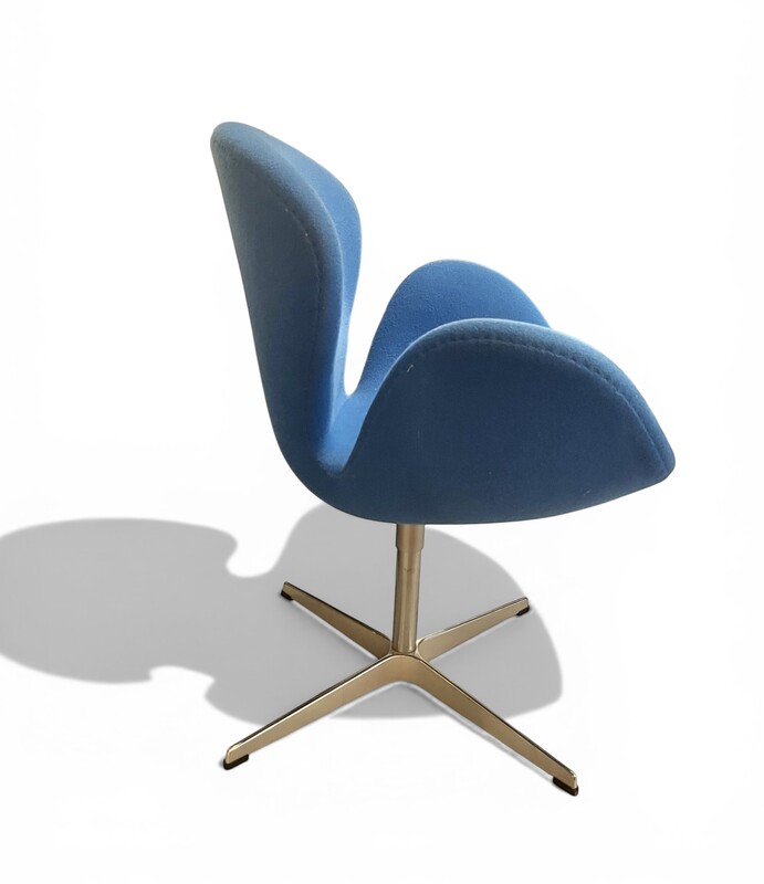 S 513 TH blue « Swan » seat by Arne Jacobsen for Fritz Hansen