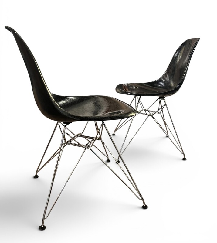 S 552 RP pair of black fiber glass Charles and Ray Eames chairs, Herman Miller edition 