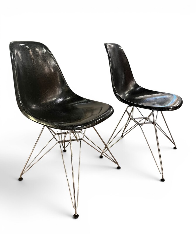 S 552 RP pair of black fiber glass Charles and Ray Eames chairs, Herman Miller edition 