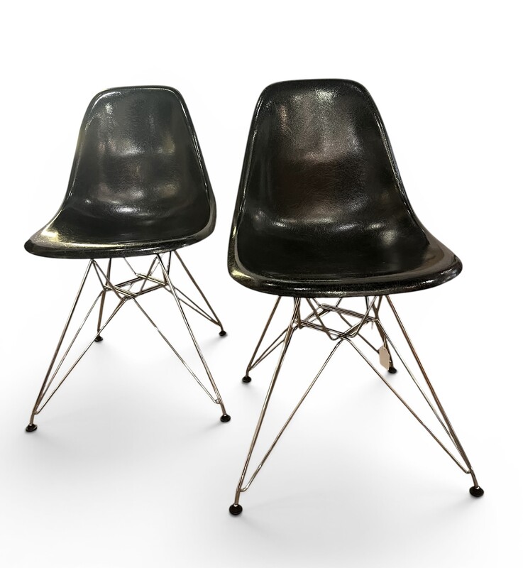 S 552 RP pair of black fiber glass Charles and Ray Eames chairs, Herman Miller edition 