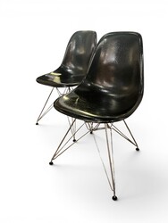 S 552 RP pair of black fiber glass Charles and Ray Eames chairs, Herman Miller edition 