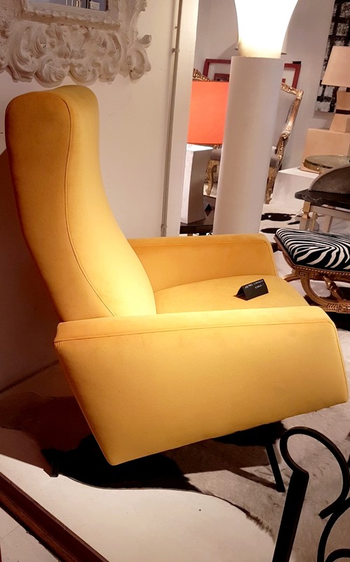 S 769 YD Pair adjustable lounge chairs by Pierre Guariche