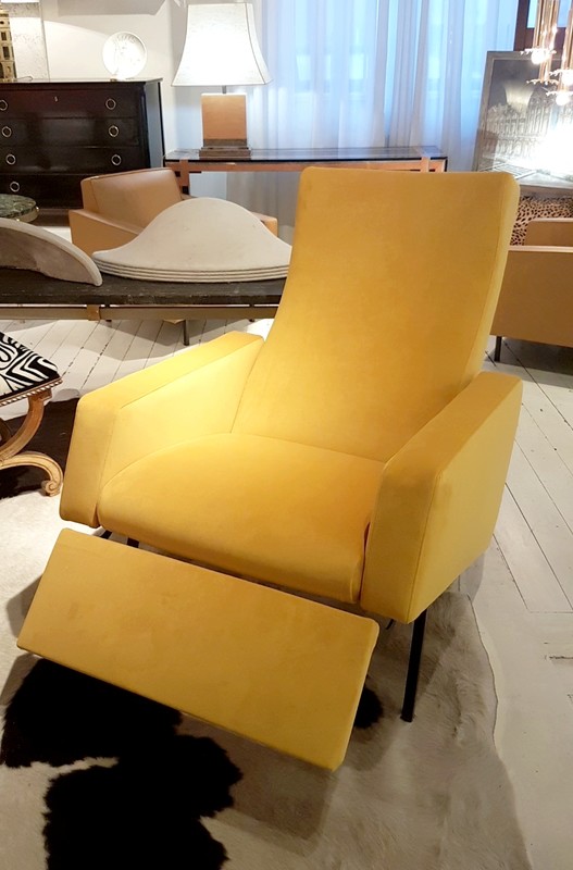 S 769 YD Pair adjustable lounge chairs by Pierre Guariche