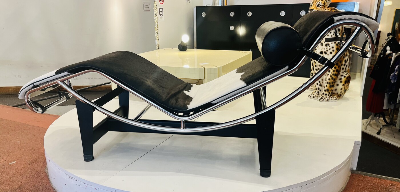 S 875 AG LC4 long chair by Le Corbusier, black and white, Cassina edition 