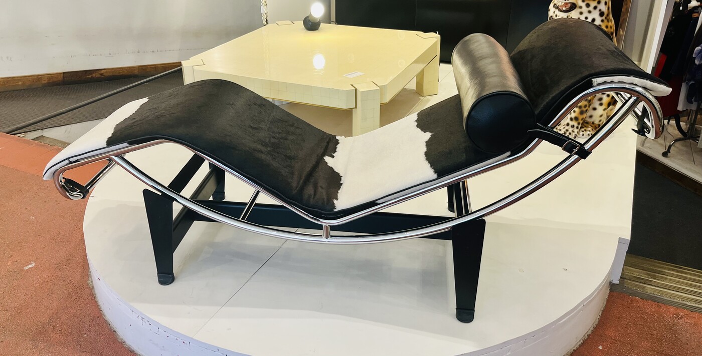 S 875 AG LC4 long chair by Le Corbusier, black and white, Cassina edition 