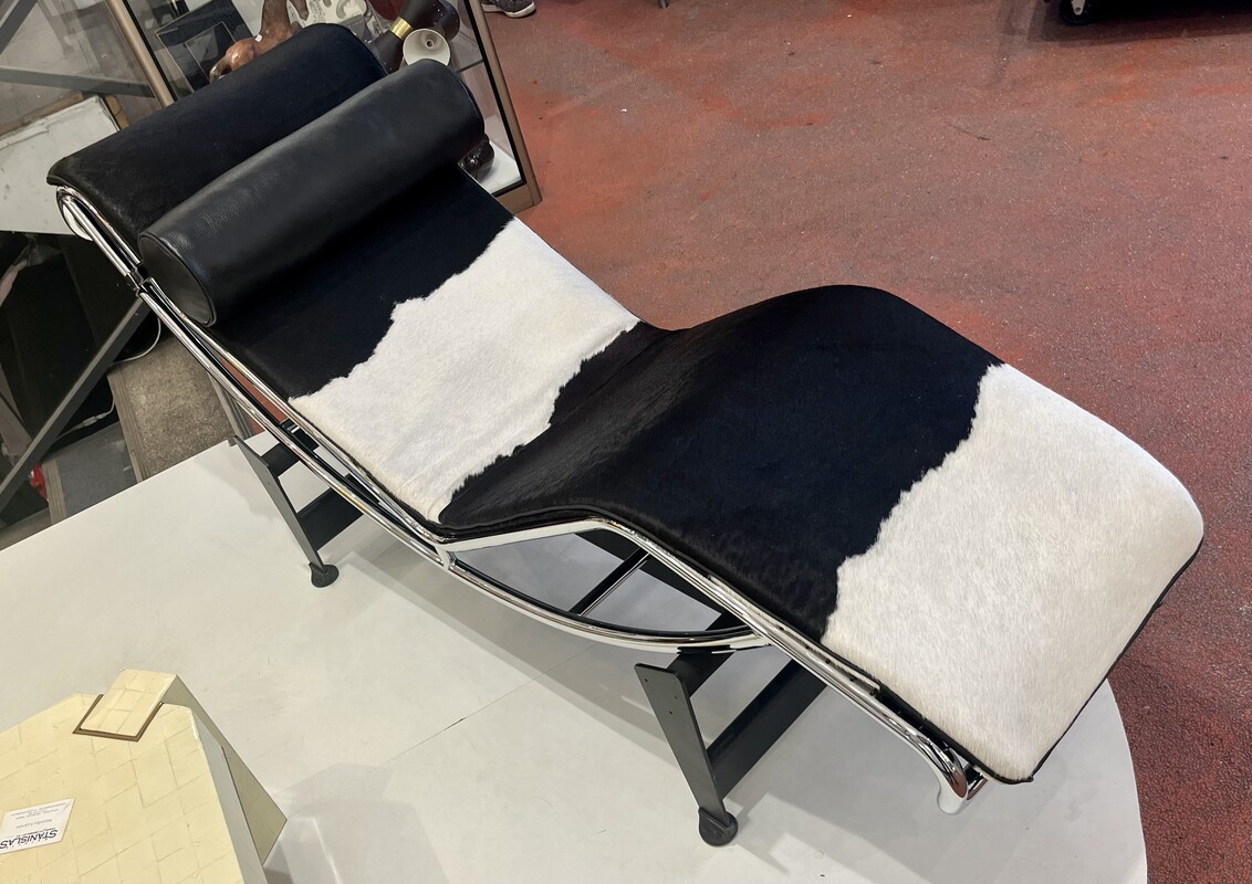 S 875 AG LC4 long chair by Le Corbusier, black and white, Cassina edition 