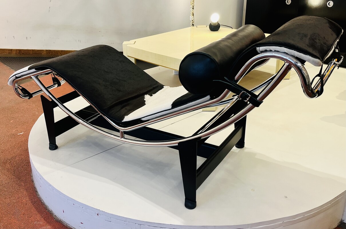 S 875 AG LC4 long chair by Le Corbusier, black and white, Cassina edition 