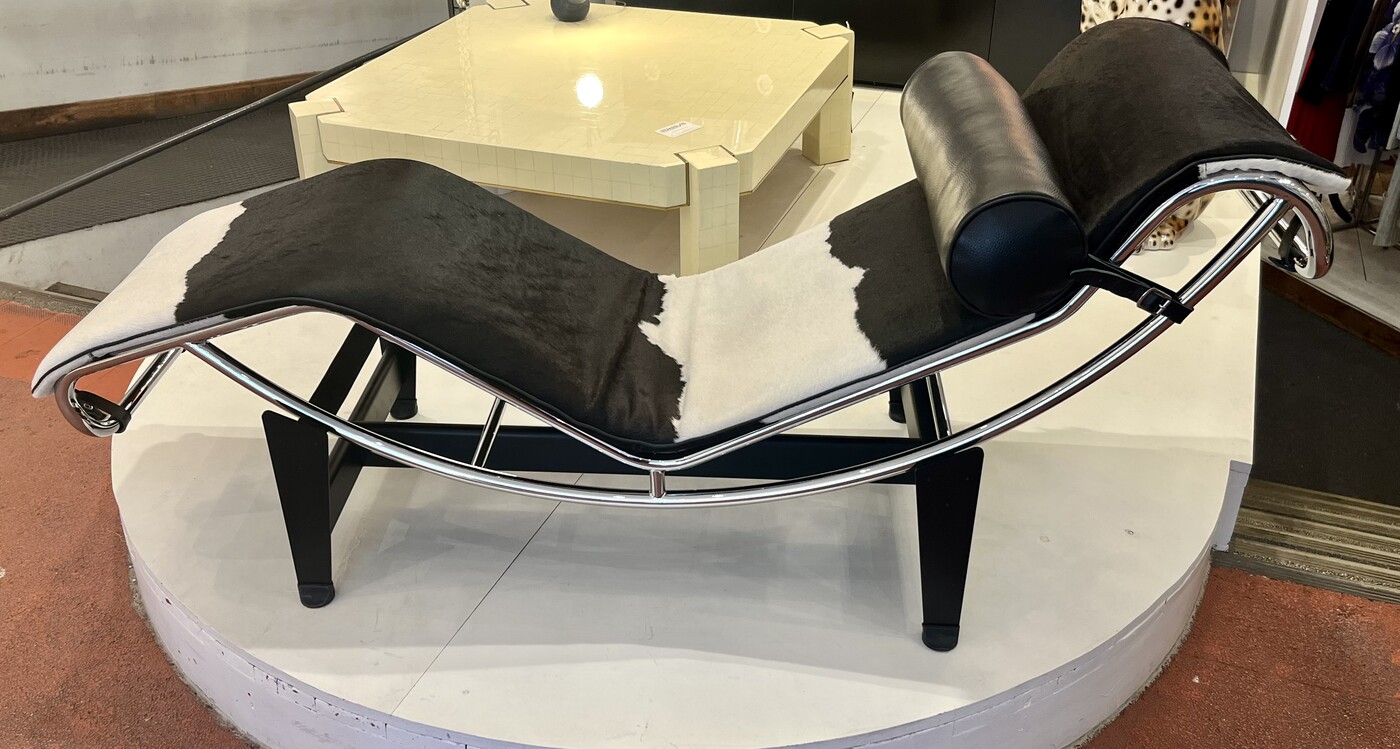 S 875 AG LC4 long chair by Le Corbusier, black and white, Cassina edition 